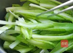 Illustration of how to make a bowl of hot soup 7