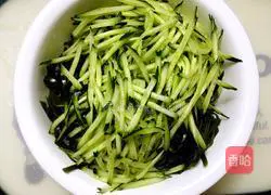 Illustration of making three shredded salads 3