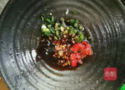 Illustration of how to make a large bowl of wide noodles 3