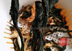 Illustration of how to make soybeans and dried pork bone soup 1