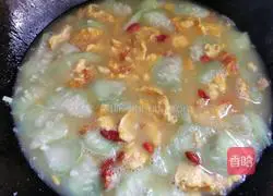 Illustration of how to make loofah and egg soup 7