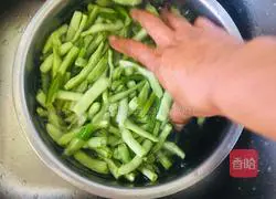 Illustration of how to make steamed noodles with lean meat and plum beans 3