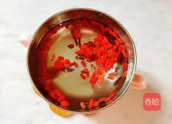 Illustration of how to make healthy red grape and wolfberry soup 5