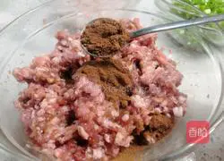 Illustration of how to make fresh meat Yuanbao wontons 4