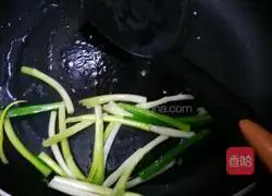 Illustration of how to make three shredded fried noodles 8