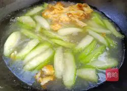 Illustration of how to make loofah and egg noodle soup 6