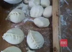 Illustration of how to make vegetable sprouts and meat stuffed buns 4