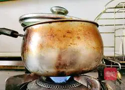 Illustration of making healthy red grape and wolfberry soup 7