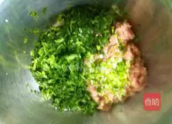 Illustration of how to make cabbage and meat wontons 14