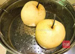 Illustration of how to make steamed snow pear with rock sugar and white fungus 5