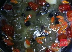 Illustration of how to make peach gum, lotus seeds and tremella soup 7