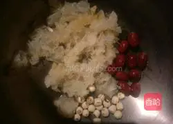 Illustration of making snow fungus soup 5