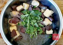Illustration of how to make duck blood vermicelli soup 5