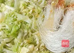Illustration of how to stir-fry vermicelli with cabbage 6