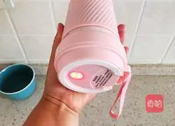 Illustration of how to make blueberry milkshake for eye protection and beauty 4