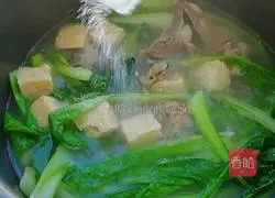 Illustration of how to make a bowl of hot soup 8