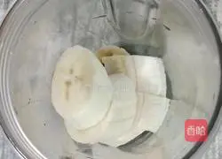 Strawberry Banana Milkshake Recipe Illustration 4