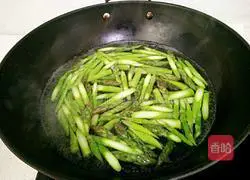 Illustration of how to make asparagus and shredded pork 5