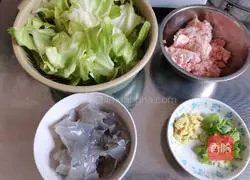 Illustration of how to steam cabbage and pork with pink skin 1