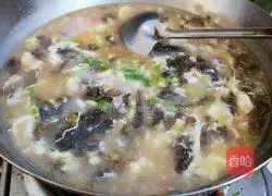 Illustration of how to make tomato, seaweed and egg drop soup 7