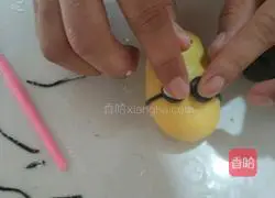 Illustration of how to make cartoon bag minions 3