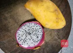 Illustration of how to fish milk sago and fruit 6