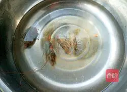 Illustration of how to make garlic sprouts, tofu and prawn soup 7