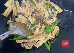 Illustration of how to make fried pork with yuba 5