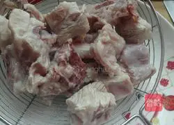 Illustration of how to make braised pork ribs and radish soup 2