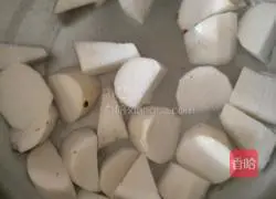 Illustration of how to make pork ribs, corn and yam soup 11