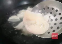 Illustration of how to cook frozen dumplings without sticking to the pan 5