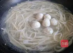 Illustration of how to make meatball noodles in clear soup 3