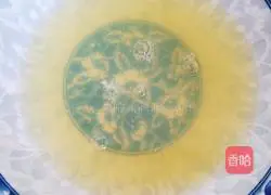 Illustration of how to make egg white crab sticks 4