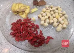 Illustration of how to make chicken soup with cuttlefish and lotus seeds 2