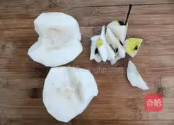 Illustration of making red date, snow pear and white fungus soup 5