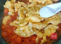 Illustration of how to make scrambled eggs with winter bamboo shoots and tomatoes 12