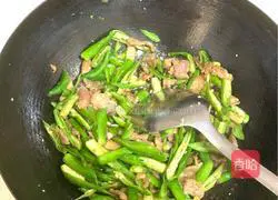 Illustration of how to make fried pork with pepper 4