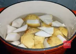 Water chestnut, snow pear and red date soup recipe 5