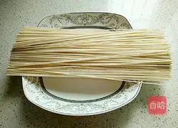 Illustration of Sichuan Style Chicken Shredded Cold Noodles 2