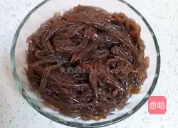 Illustration of how to make cold fern root powder 2