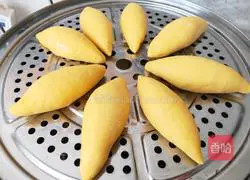 Illustration of how to make cornmeal buns 8