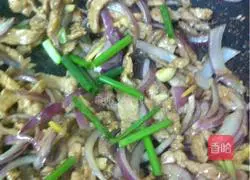 Illustration of how to stir-fry shredded pork with onions 6