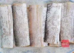 Illustration of how to pour hairtail fish in sauce 2