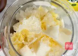 Illustration of how to make snow pear and white fungus soup 3