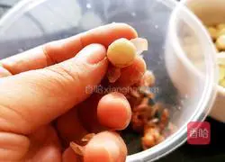 Illustration of how to mix spinach with peanuts 3