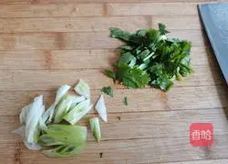 Illustration of how to make Wakame, shrimp skin and egg wontons 2