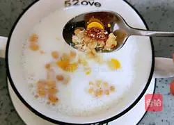 Illustration of how to make milk and fruit cereal 7