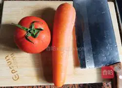 Illustration of how to make tomato and carrot juice 1
