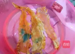 Illustration of how to stew fish maw with milk and red dates 1