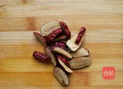 Illustration of how to make red date, mango and peach gum soup 4